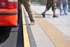 Warszawa: Wyprofilowane krawężniki na przystankach autobusowo-tramwajowych nie sprawdziły się