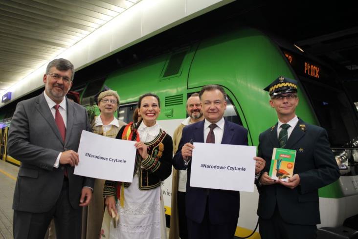 Narodowe Czytanie „Wesela” w pociągu KM Mazovia Narodowe Czytanie „Wesela” w pociągu KM Mazovia