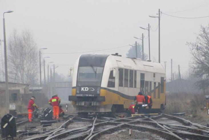 Autobus szynowy KD wykoleił się w Ścinawce Średniej [zdjęcia]