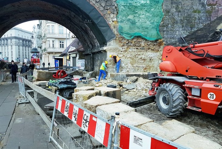 PLK rozbudowuje historyczny wiadukt w Krakowie