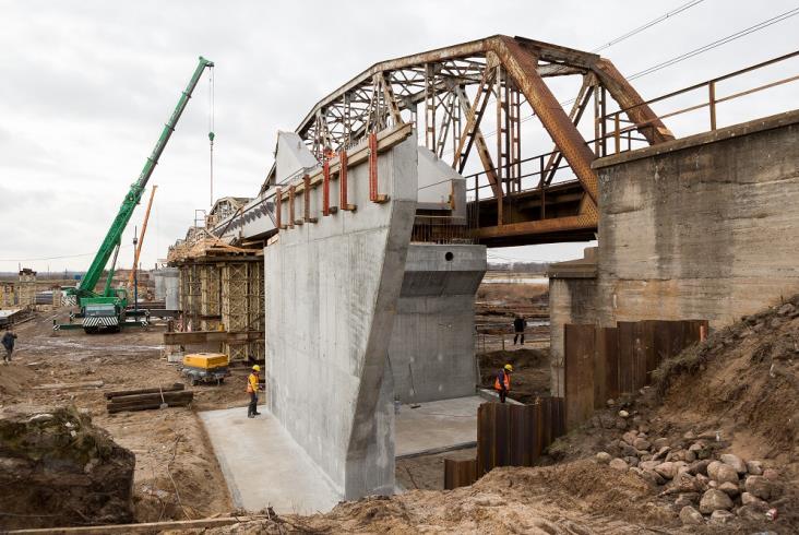 Rail Baltica. Trwa przebudowa mostu nad Bugiem Rail Baltica. Trwa przebudowa mostu nad Bugiem