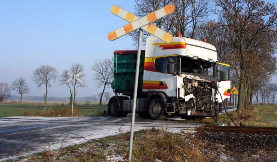 Pociąg KW z Wolsztyna zderzył się z ciężarówką [zdjęcia]