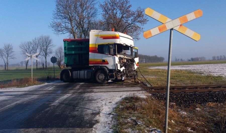 Pociąg KW z Wolsztyna zderzył się z ciężarówką [zdjęcia]