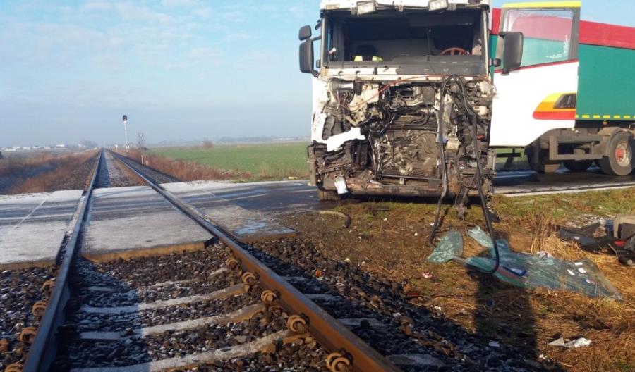 Pociąg KW z Wolsztyna zderzył się z ciężarówką [zdjęcia]