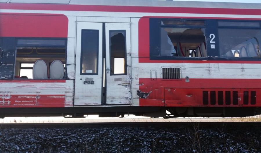 Pociąg KW z Wolsztyna zderzył się z ciężarówką [zdjęcia]