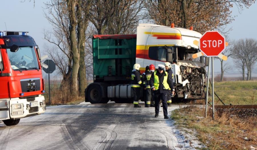 Pociąg KW z Wolsztyna zderzył się z ciężarówką [zdjęcia]