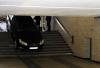 Łódź Kaliska: Kierowca szukał parkingu, wjechał na schody