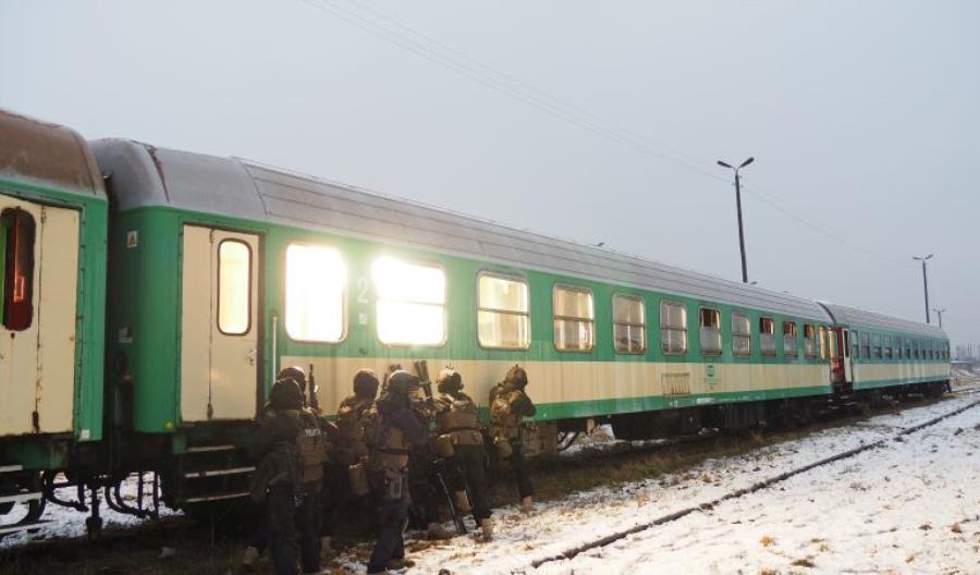 Antyterroryści ćwiczyli na bocznicy 