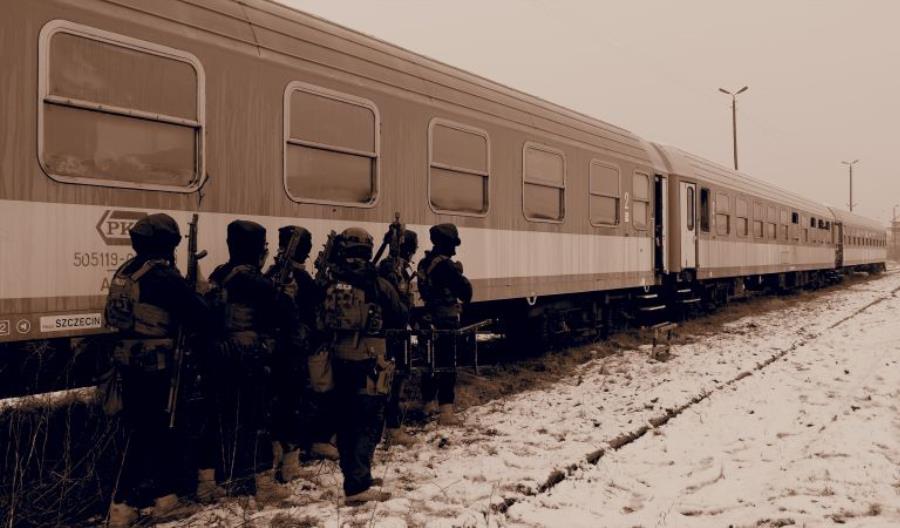Antyterroryści ćwiczyli na bocznicy 