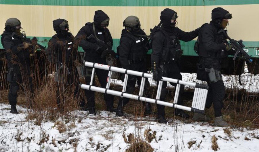 Antyterroryści ćwiczyli na bocznicy 