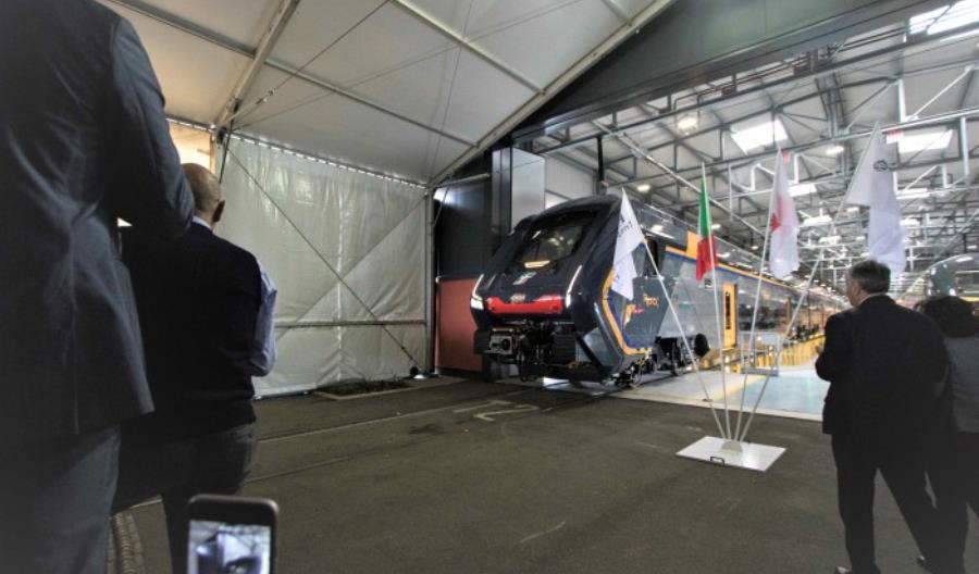 Włosi pokazują swój nowy piętrowy pociąg. Rock wygląda oryginalnie [zdjęcia]