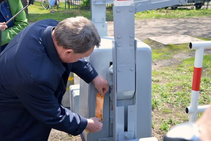 PLK zadba o bezpieczeństwo kierowców. Za pomocą naklejek PLK zadba o bezpieczeństwo kierowców. Za pomocą naklejek