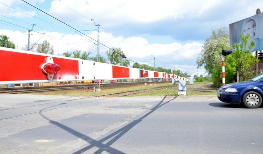 PLK zadba o bezpieczeństwo kierowców. Za pomocą naklejek
