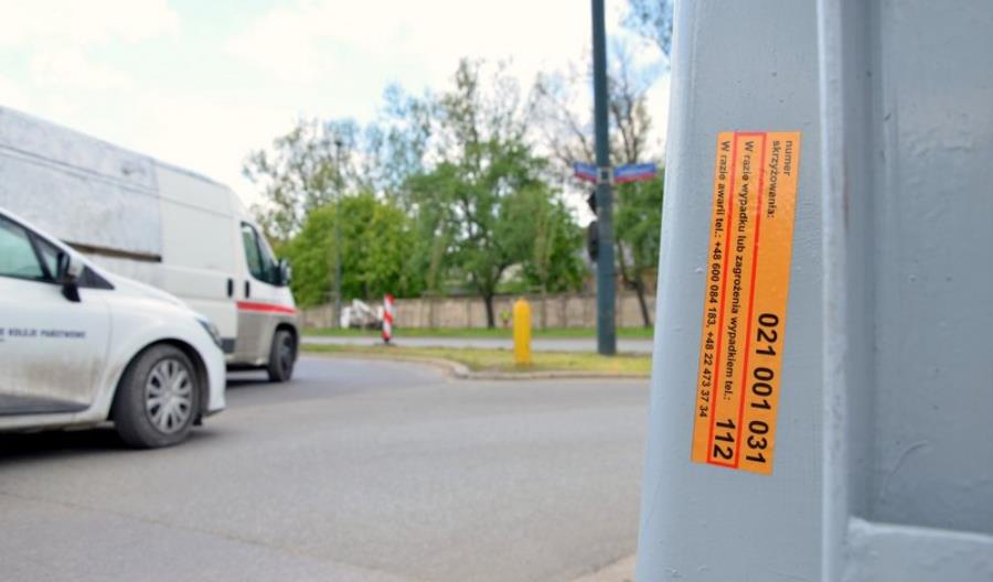 PLK zadba o bezpieczeństwo kierowców. Za pomocą naklejek
