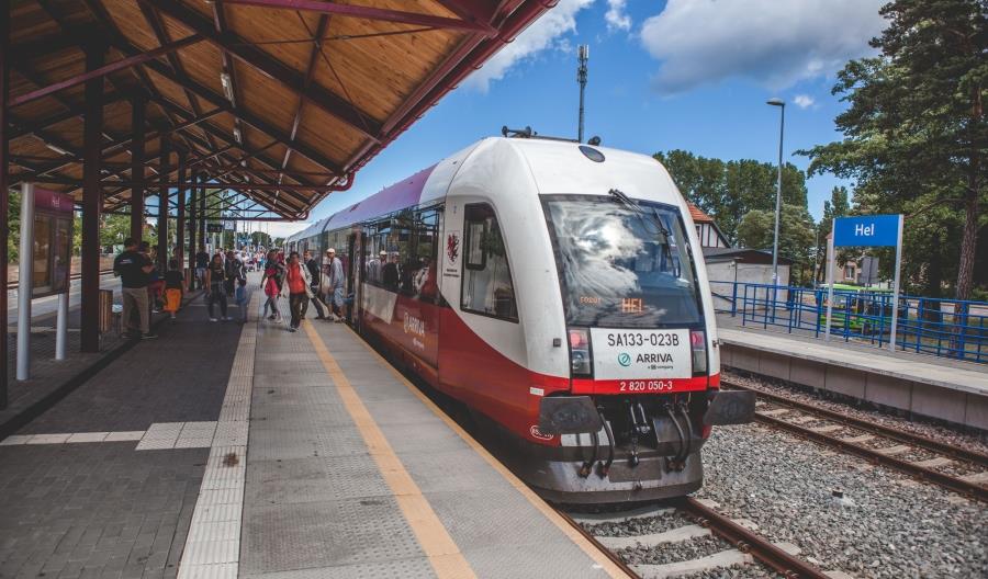 Ruszyły wakacyjne pociągi na trasie Bydgoszcz – Hel [zdjęcia]