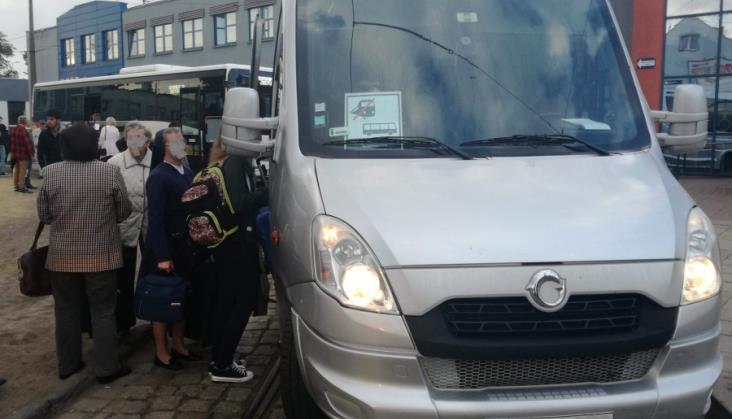 Pasażerowie jak sardynki w zastępczym busie PKP Intercity