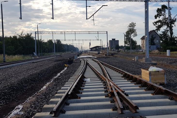 Pociągi wracają na zamknięty odcinek E20, ale sukcesu wcale nie ma