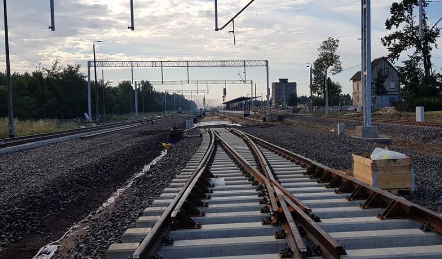 Pociągi wracają na zamknięty odcinek E20, ale sukcesu wcale nie ma