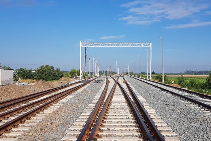 Pociągi wracają na zamknięty odcinek E20, ale sukcesu wcale nie ma