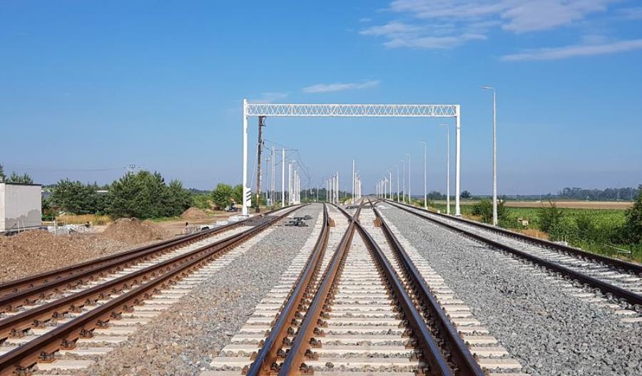 Pociągi wracają na zamknięty odcinek E20, ale sukcesu wcale nie ma