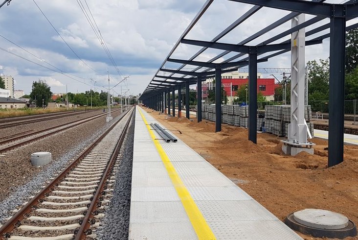 Pociągi wracają na zamknięty odcinek E20, ale sukcesu wcale nie ma