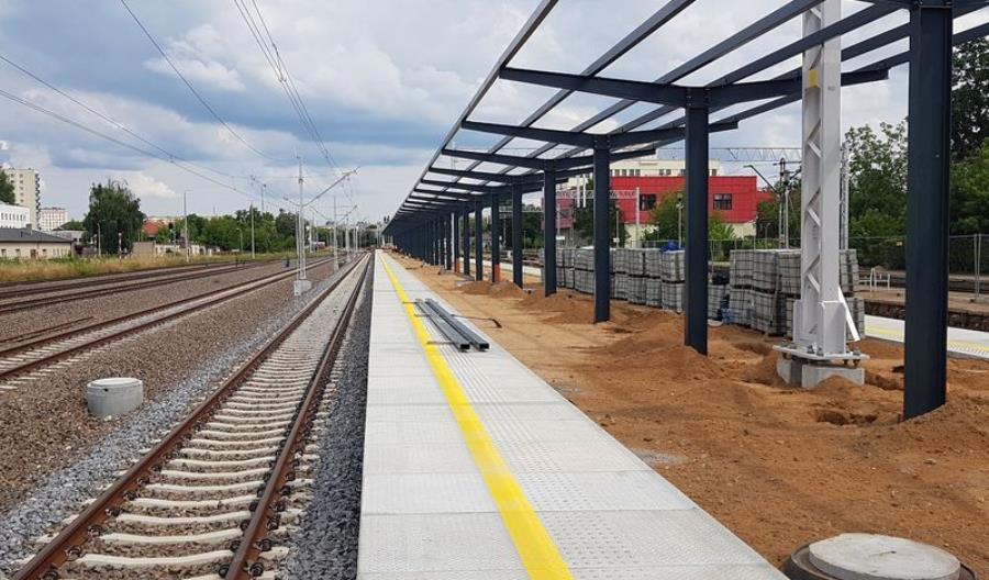 Pociągi wracają na zamknięty odcinek E20, ale sukcesu wcale nie ma