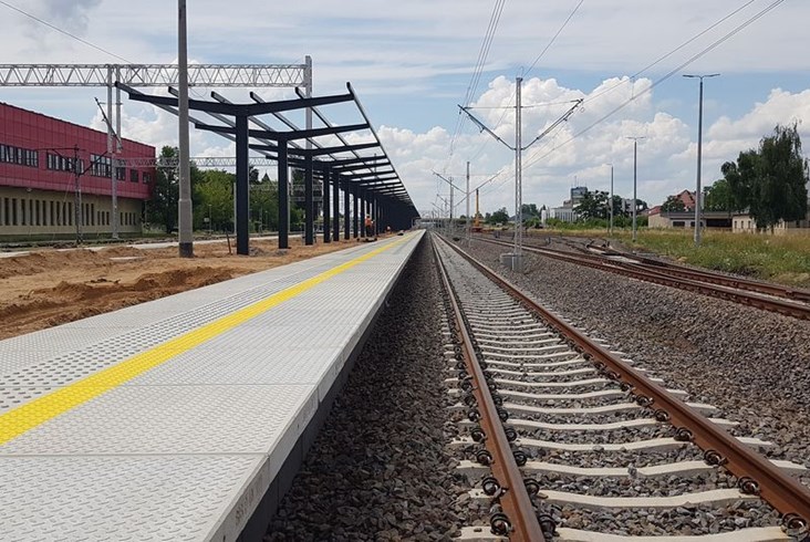 Pociągi wracają na zamknięty odcinek E20, ale sukcesu wcale nie ma