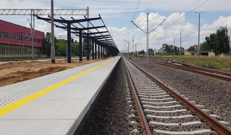 Pociągi wracają na zamknięty odcinek E20, ale sukcesu wcale nie ma