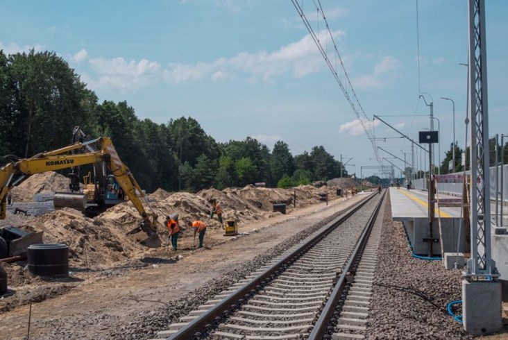 Rail Baltica: Zmieniają się stacje i mosty na odcinku Sadowne – Czyżew [zdjęcia]