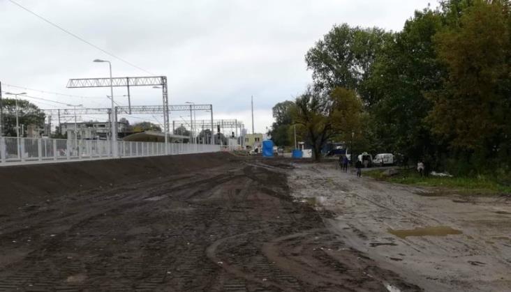 Linia 447 otwarta. Pasażerowie brną w błocie na przystanki