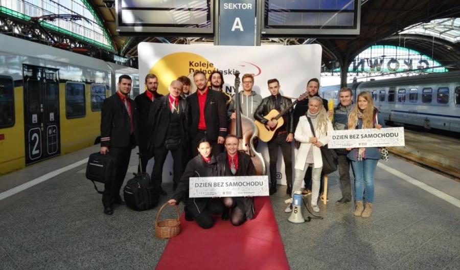 Koleje Dolnośląskie przywitały swoich pasażerów na wrocławskim Dworcu Głównym