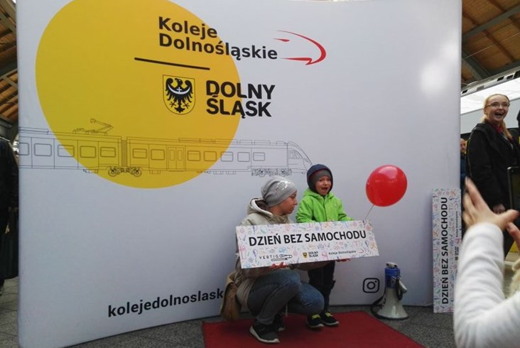 Koleje Dolnośląskie przywitały swoich pasażerów na wrocławskim Dworcu Głównym