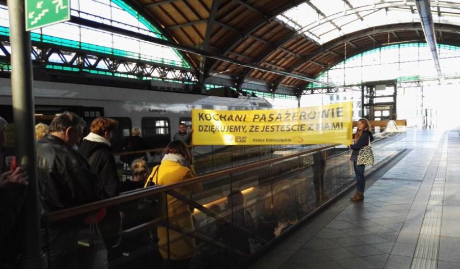 Koleje Dolnośląskie przywitały swoich pasażerów na wrocławskim Dworcu Głównym