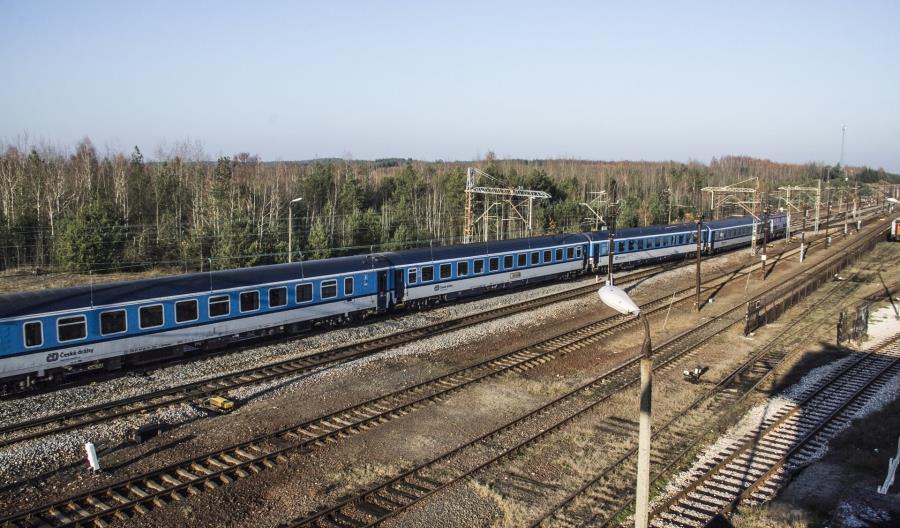 Rozpoczęły się prace na stacji Idzikowice. Pociągi przejadą z prędkością 200 km/h [zdjęcia]