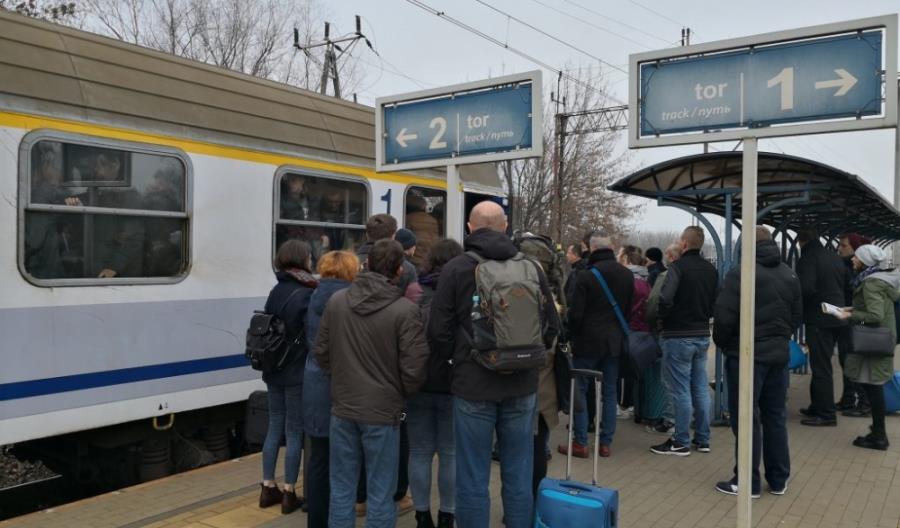 Jednowagonowy pociąg z Chełma do Lublina. Pasażerowie wchodzili przez okna [zdjęcia]