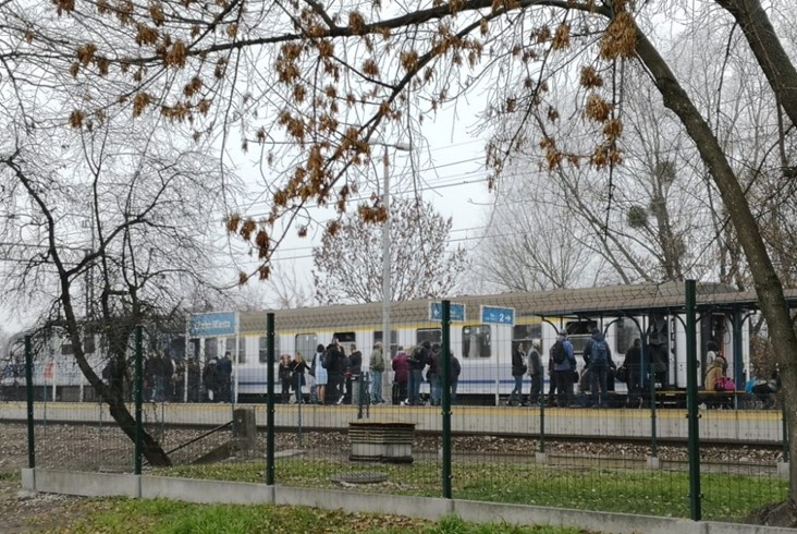 Jednowagonowy pociąg z Chełma do Lublina. Pasażerowie wchodzili przez okna [zdjęcia]