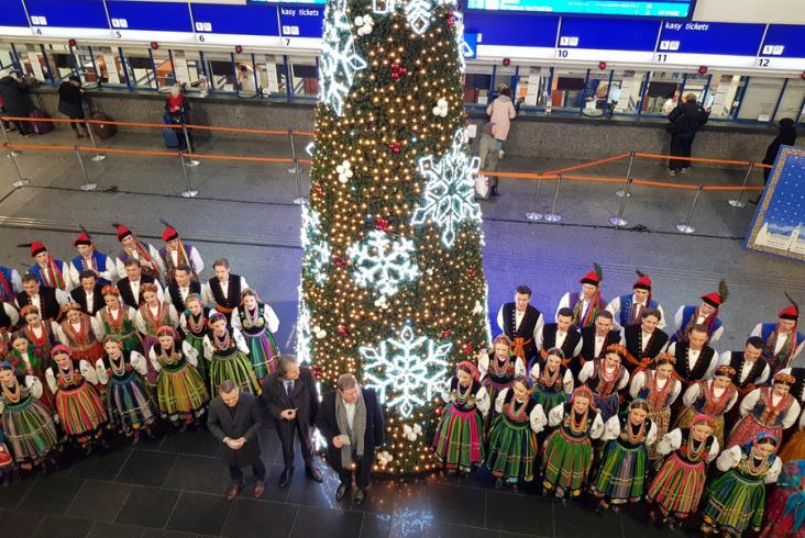 Zespół Mazowsze zaśpiewał na Dworcu Centralnym Zespół Mazowsze zaśpiewał na Dworcu Centralnym