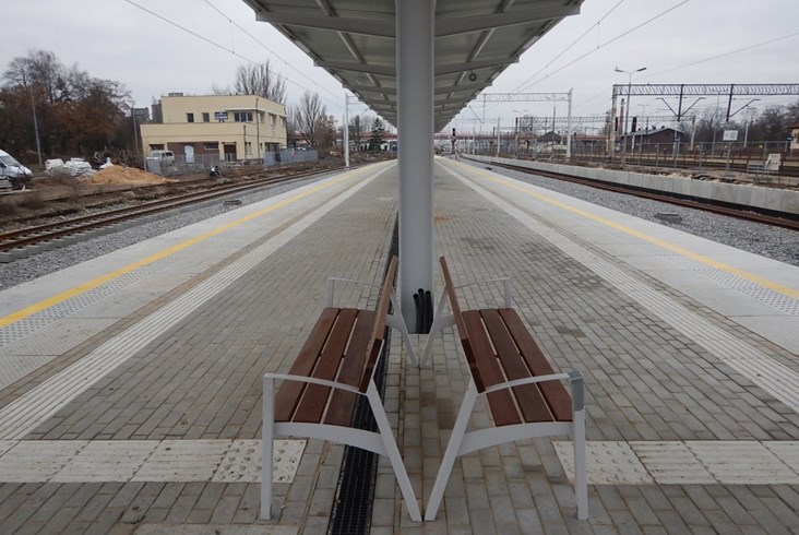 Nowy peron oddany do dyspozycji pasażerów w Kutnie [zdjęcia]