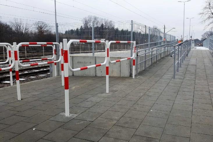 We Włoszczowie podróżni korzystają z nowego peronu We Włoszczowie podróżni korzystają z nowego peronu