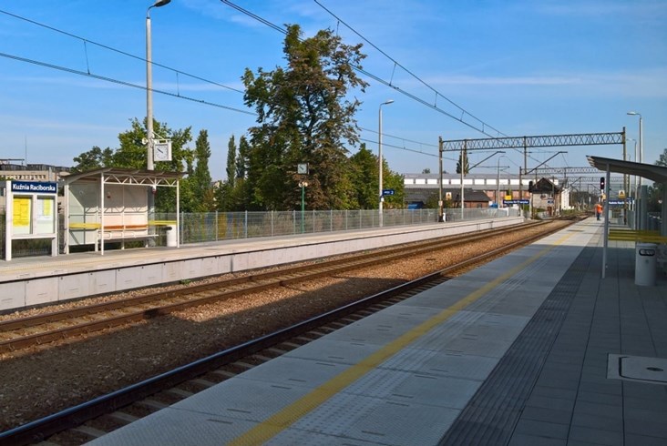 Trzy przebudowane stacje na linii kolejowej z Kędzierzyna do Chałupek