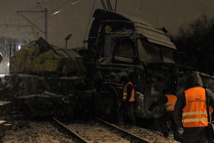 Łódź: Zderzenie pociągu ŁKA z ciężarówką. Dwoje rannych Łódź: Zderzenie pociągu ŁKA z ciężarówką. Dwoje rannych