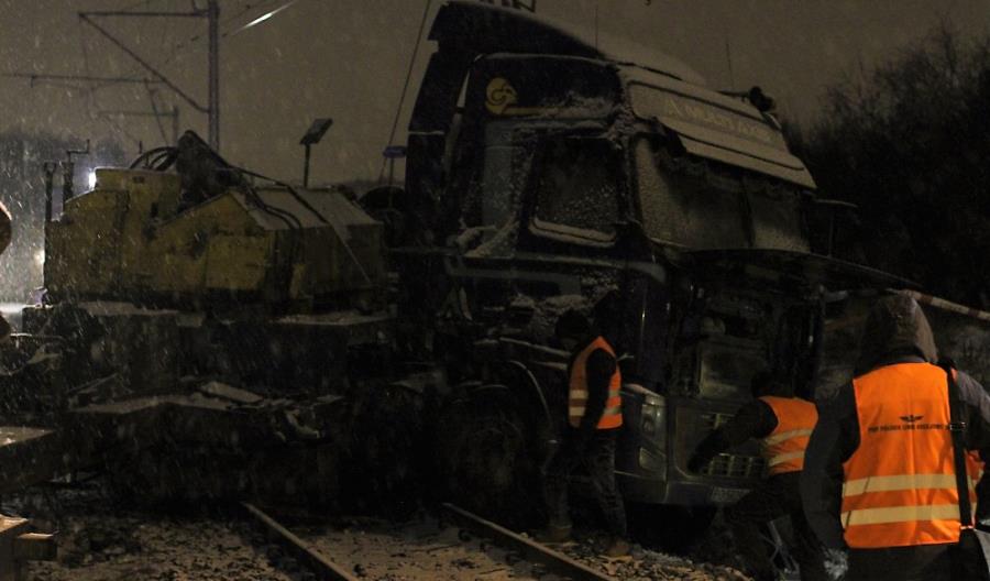 Łódź: Zderzenie pociągu ŁKA z ciężarówką. Dwoje rannych