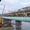 Barki i dźwigi na przebudowie mostu kolejowego w Warszawie
