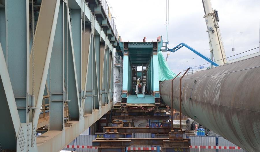Barki i dźwigi na przebudowie mostu kolejowego w Warszawie