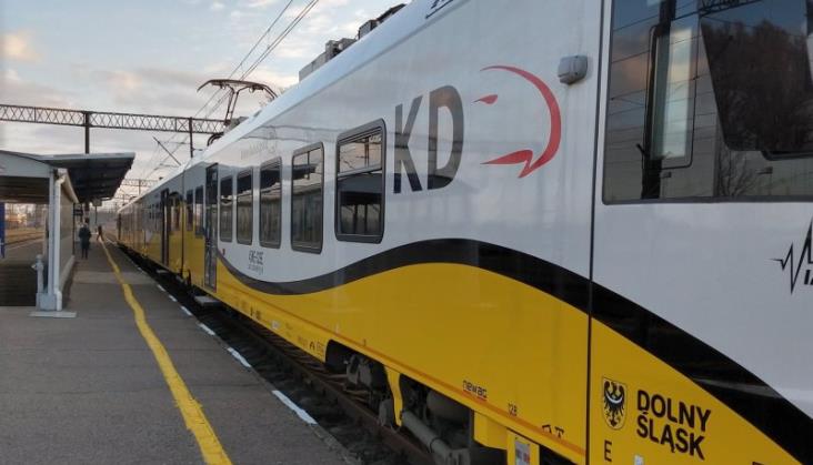 PLK zdążyła naprawić nasyp; pociągi wróciły na trasę Wrocław – Krotoszyn