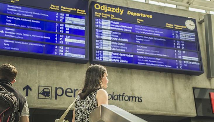 Wyświetlacze na wielu dworcach nie wskazują opóźnień. PKP SA: Zmieniamy to