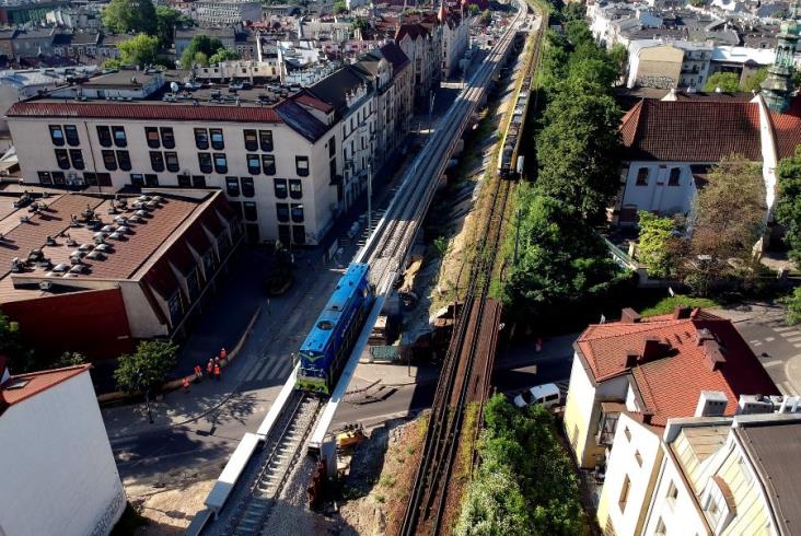 Lokomotywa sprawdziła nowe estakady w Krakowie Lokomotywa sprawdziła nowe estakady w Krakowie