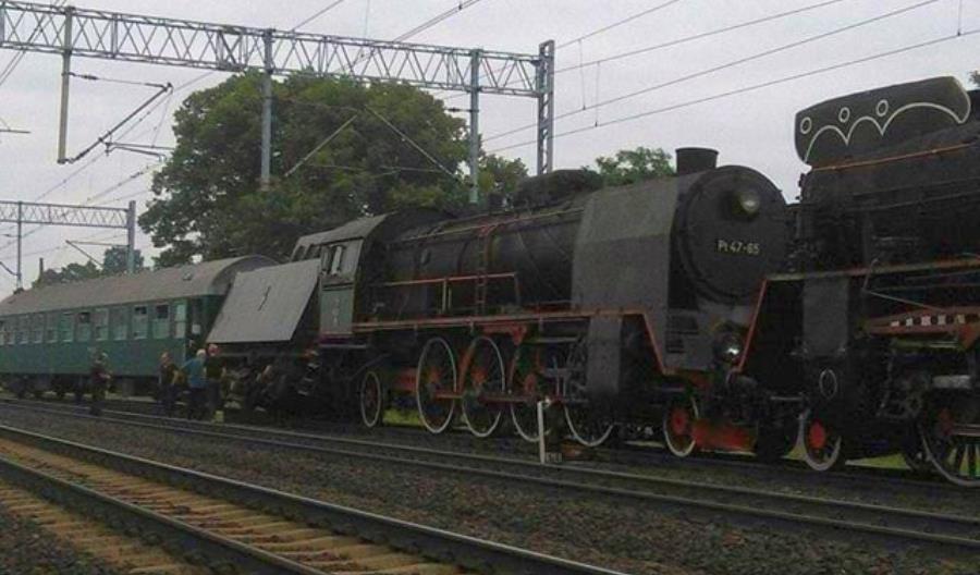 Zbąszyń: Parowóz po wykolejeniu już rozłączony [nowe zdjęcia]