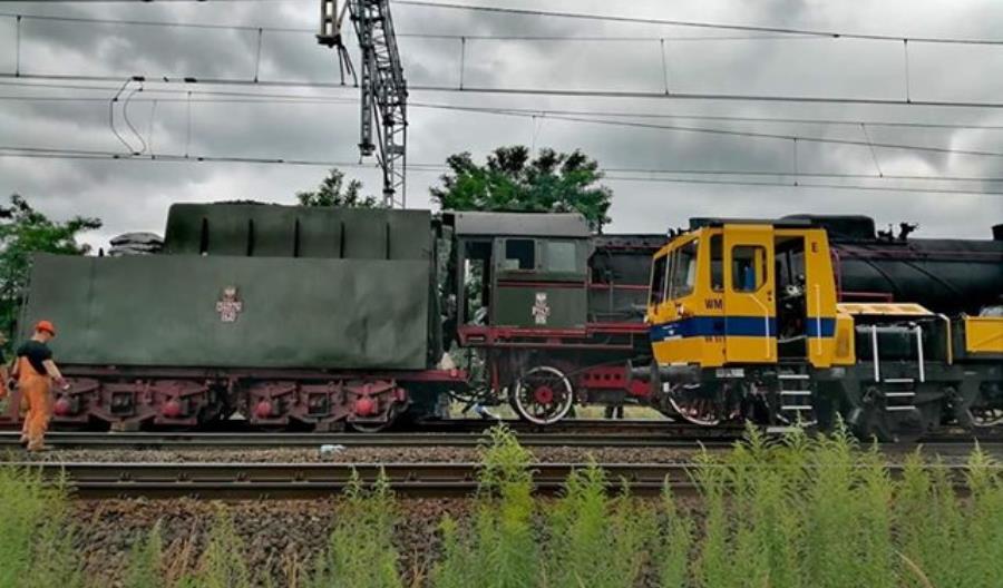 Zbąszyń: Parowóz po wykolejeniu już rozłączony [nowe zdjęcia]