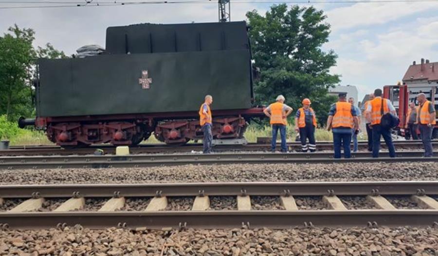 Zbąszyń: Parowóz po wykolejeniu już rozłączony [nowe zdjęcia]